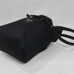 極簡約帆布水桶包-黑墨綠 隨身包 / 斜背包 / 斜肩包 / 護照包 / 束口包 第7張的照片