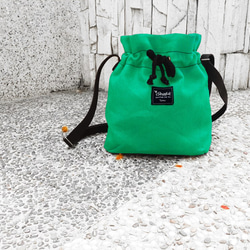 極簡約帆布水桶包-帝芬妮綠 隨身包 / 斜背包 / 斜肩包 / 護照包 / 束口包 第1張的照片