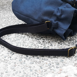 極簡約帆布水桶包-帝芬妮綠 隨身包 / 斜背包 / 斜肩包 / 護照包 / 束口包 第5張的照片