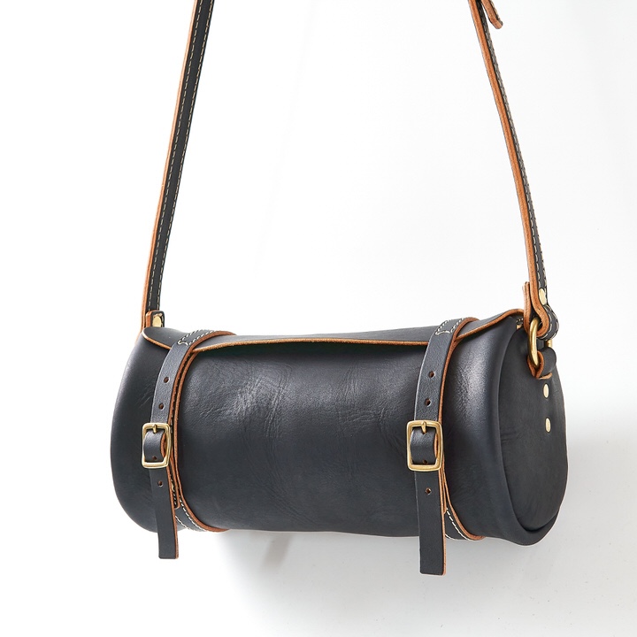チューブ型レザーショルダーバッグ/Color:Black サコッシュ