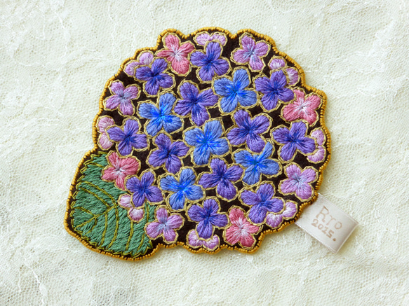 手刺繍・洗えるフェルトのコースター「紫陽花」 1枚目の画像