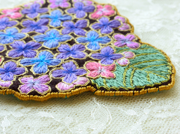 手刺繍・洗えるフェルトのコースター「紫陽花」 3枚目の画像