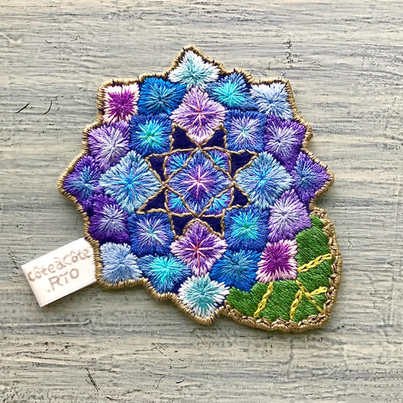 手刺繍・洗えるフェルトのコースター「紫陽花」10 1枚目の画像