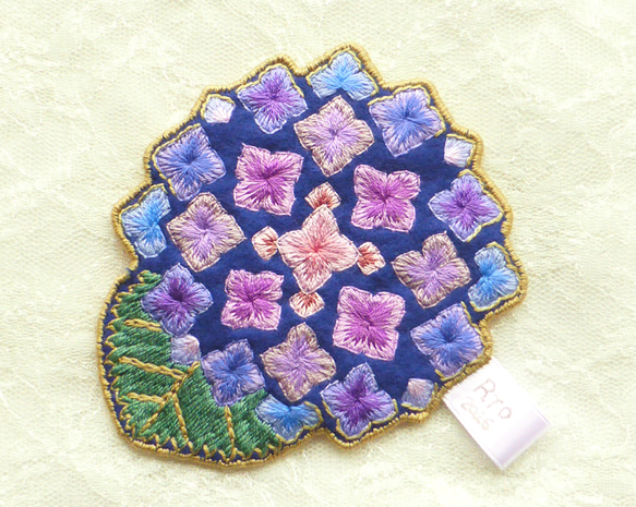 手刺繍・洗えるフェルトのコースター「紫陽花」３ 1枚目の画像