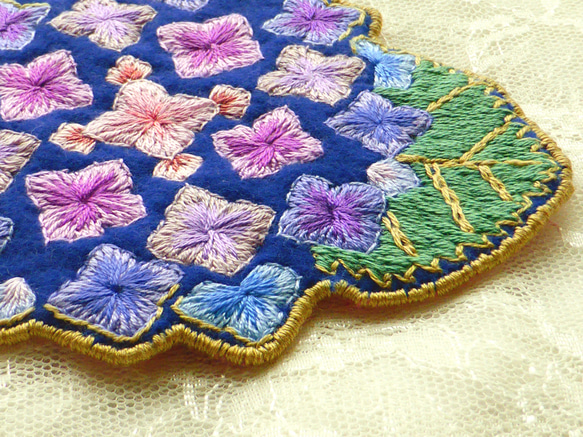 手刺繍・洗えるフェルトのコースター「紫陽花」３ 3枚目の画像