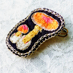 手刺繍ブローチ「タマゴタケ」 2枚目の画像