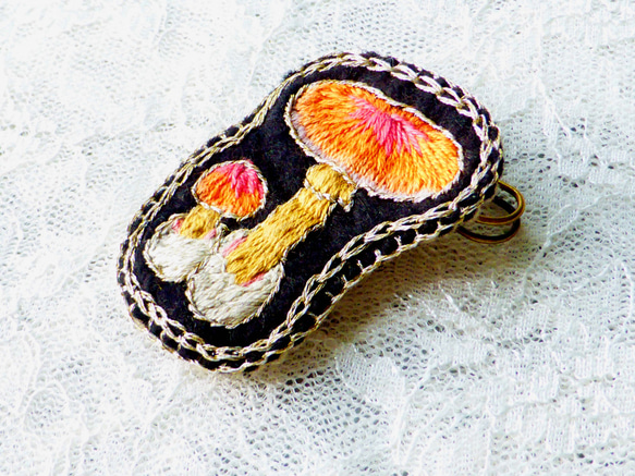 手刺繍ブローチ「タマゴタケ」 2枚目の画像