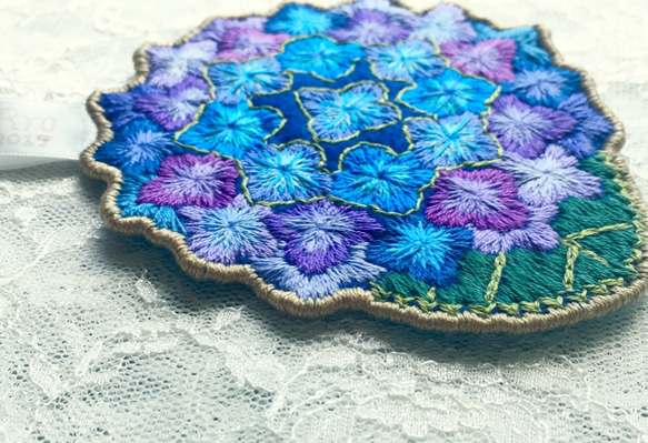 手刺繍・洗えるフェルトのコースター「紫陽花」８ 3枚目の画像