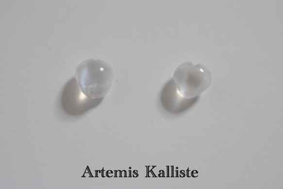 SALE! Artemis Kalliste 樹脂ピアス　‟ムーンストーンキャッツアイ” 1枚目の画像
