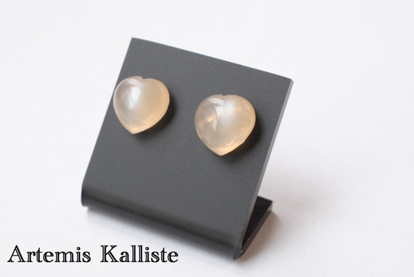 SALE! Artemis Kalliste 樹脂ピアス　オレンジムーンストーン 1枚目の画像