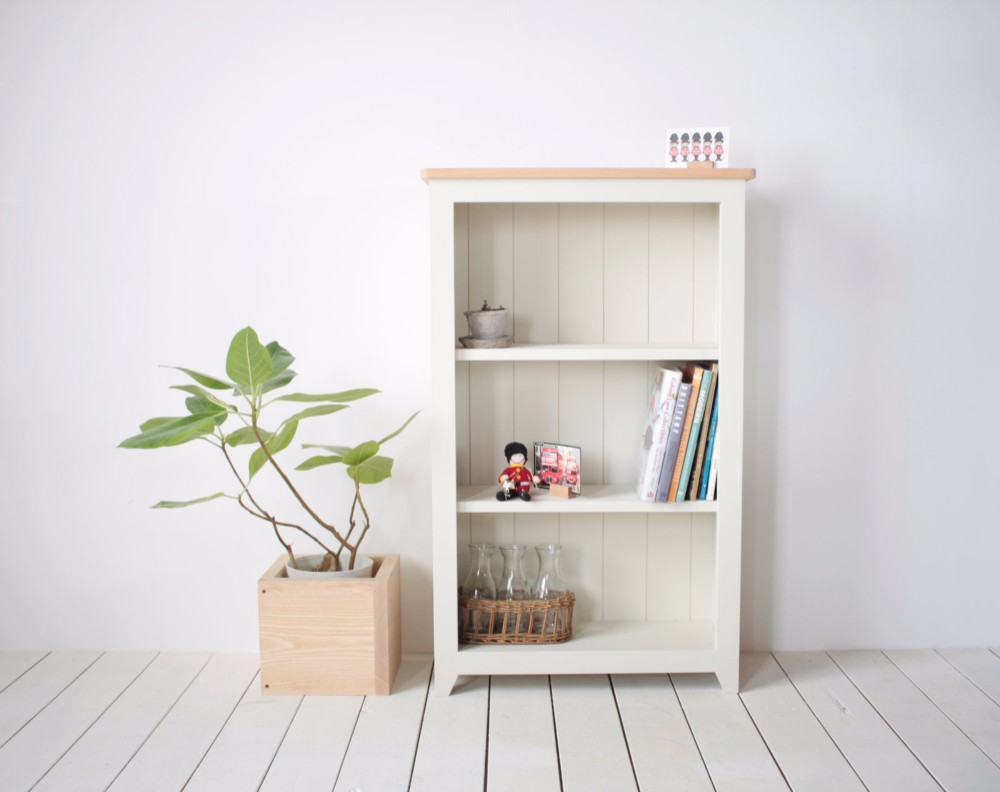№38　A４サイズの本が三段置ける白い本棚・ディスプレイラックにも　ナチュラル家具　【ミルク/ビーチ材】