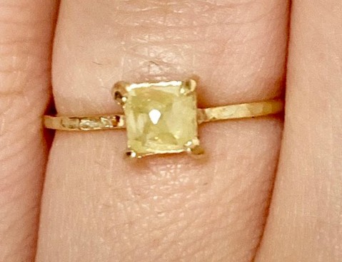 ライトイエローダイアモンドリング