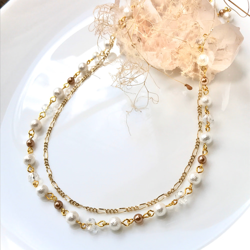 華やかな貝パールとゴールドチェーンの二重ネックレス  