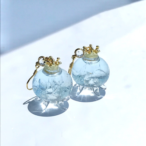 クラゲのガラスドームピアス ライトブルー ピアス（フック