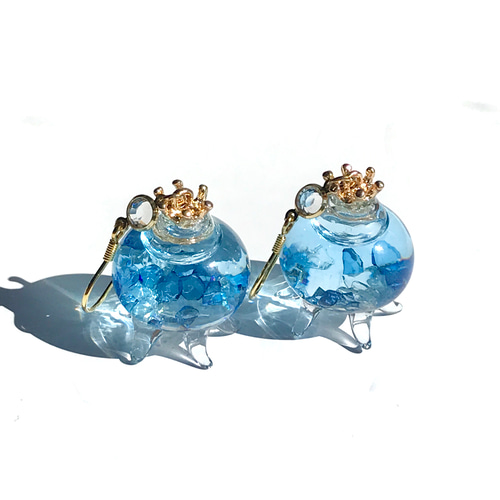 クラゲのガラスドームピアス ブルー ピアス（フック・チェーン） はな