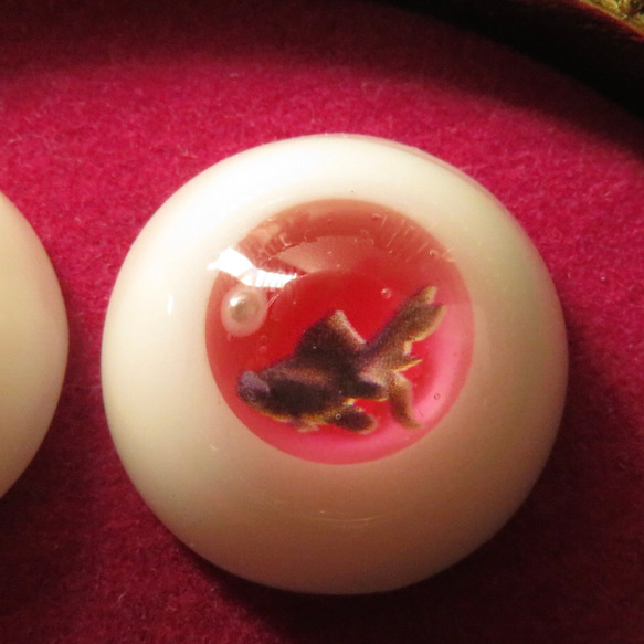 20mmレジンアイ（遊泳金魚　桜と真珠） 3枚目の画像