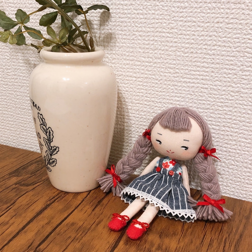 手のひらサイズの布人形『くりみのちゃん』グレー三つ編みヘア その他