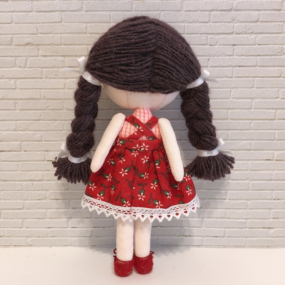 手のひらサイズの布人形『くりみのちゃん』花柄三つ編みヘア 2枚目の画像
