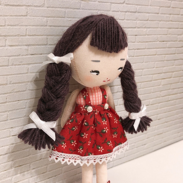 手のひらサイズの布人形『くりみのちゃん』花柄三つ編みヘア 4枚目の画像