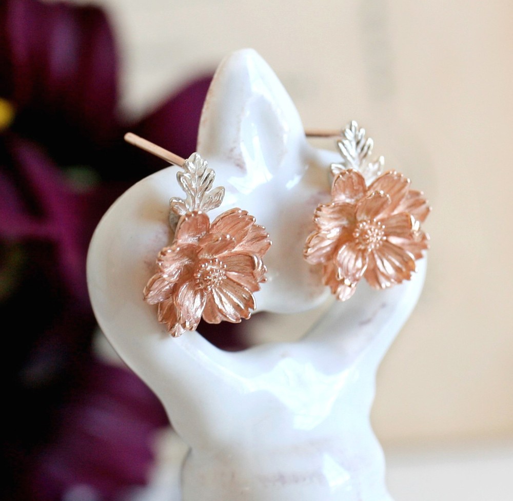 ふんわりコスモスのピアス〜リーフ付き〜 【受注生産】