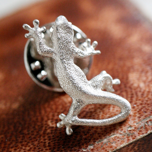 ヒトカゲ ピンバッジ Pokemon Center(ポケモンセンター) ／ ポケモン ヒトカゲ