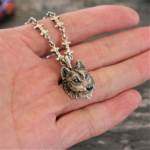 希少！ターコイズ付き銀製　狼オオカミのペンダントトップ　イギリスアンティーク 99825f39710b9a83e80d7106810fc0