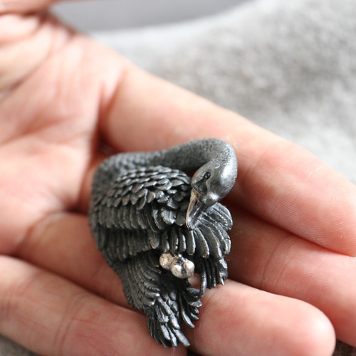 極美品 ヘマタイトブローチ351 睡蓮 sv925 白鳥(Black・Swan)のブローチ SV925 ブローチ オトギノウタ 通販