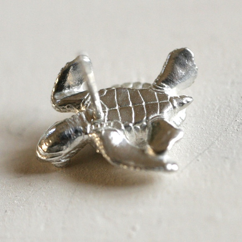 BabyHonu（赤ちゃんウミガメ）の片耳ピアス『Silver』 【受注