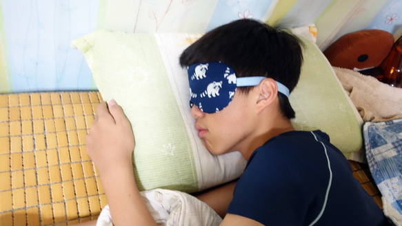 藏青藍小浣熊 可調式睡眠眼罩附束口收納袋 sleep mask 第4張的照片