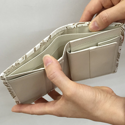 美品 文庫革 日本の昆虫シリーズ 折財布 がま口 アイボリー 総柄 ムシ 美品 文庫革 日本の昆虫シリーズ 折財布 がま口 アイボリー 総柄 ムシ