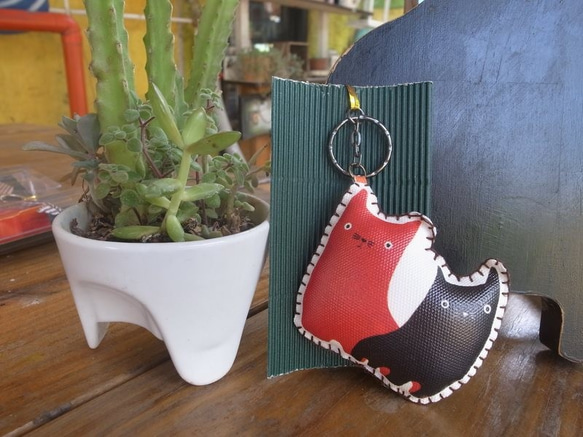 小魔女縫布包鑰匙圈~(小)-BOBO(黑紅貓) 第1張的照片