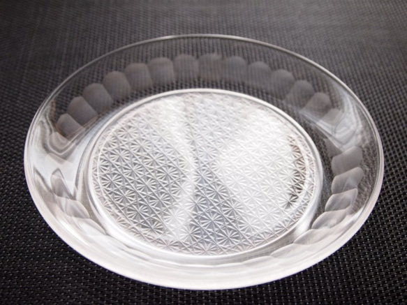 切子ガラス　　平皿小　「菊つなぎ」 2枚目の画像