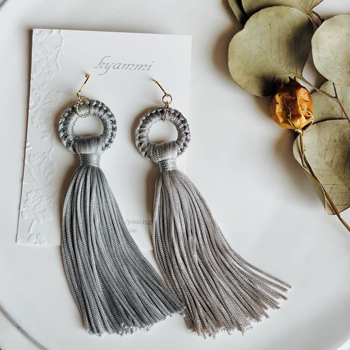 レトロな大ぶりタッセルのピアス・イヤリング〜グレー〜 ピアス