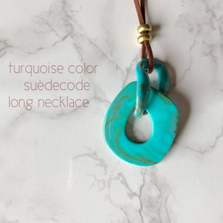大ぶりリングとスエードコード革紐のロングネックレス〜turquoise〜 2枚目の画像