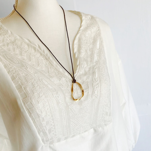 天然素材 水牛の本革紐とゴールド変形リングのロングネックレス