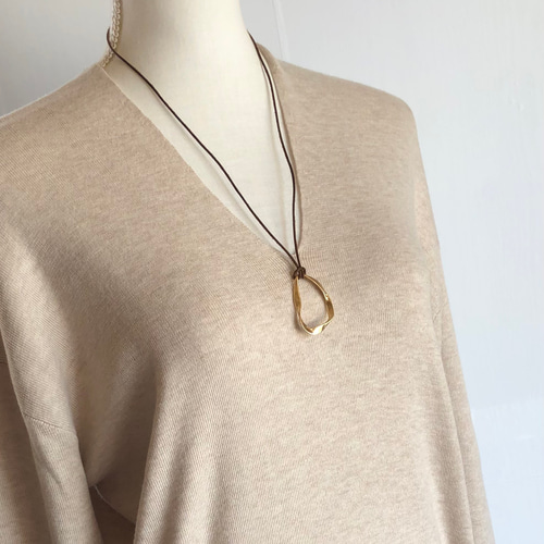 天然素材 水牛の本革紐とゴールド変形リングのロングネックレス