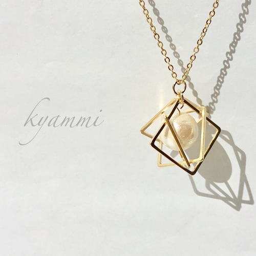 幾何学的ペンダント付きネックレス