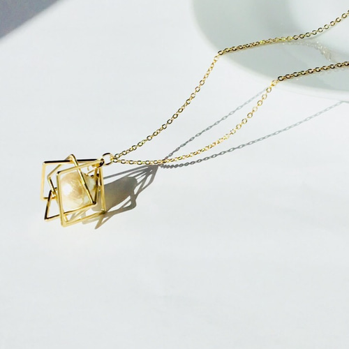 幾何学的ペンダント付きネックレス 幾何学的ペンダント付きネックレス 幾何学的スクエアのロング