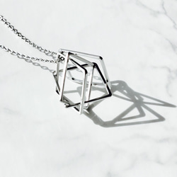 幾何学的なスクエア ロングネックレス～シルバー～ ネックレス