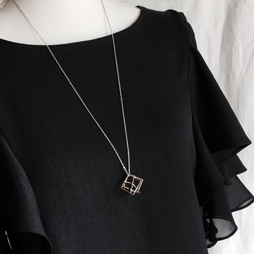 激安大特価！ 幾何学的なスクエア ロングネックレス～シルバー～ ネックレス アクセサリー