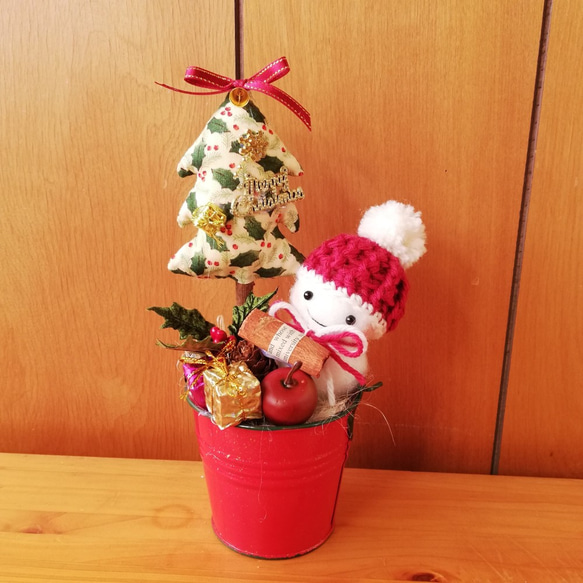 赤い缶に入った雪だるまちゃん☆クリスマスツリー 1枚目の画像
