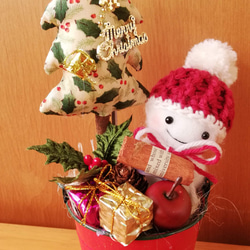 赤い缶に入った雪だるまちゃん☆クリスマスツリー 5枚目の画像