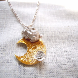 【花月兔】天然珍珠黃金箔兔子純銀項鍊 第2張的照片