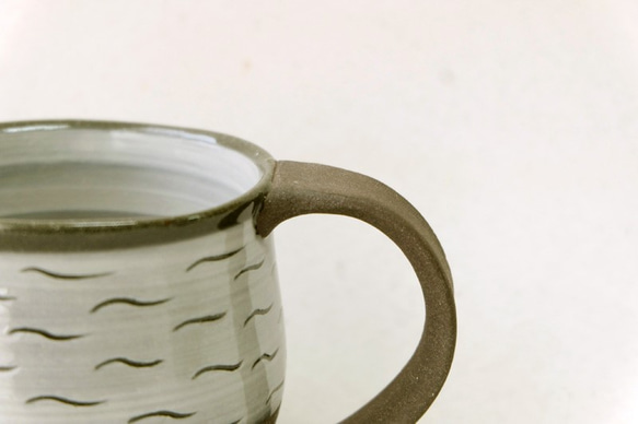 白と黒のマグカップ (かきおとし) 2枚目の画像