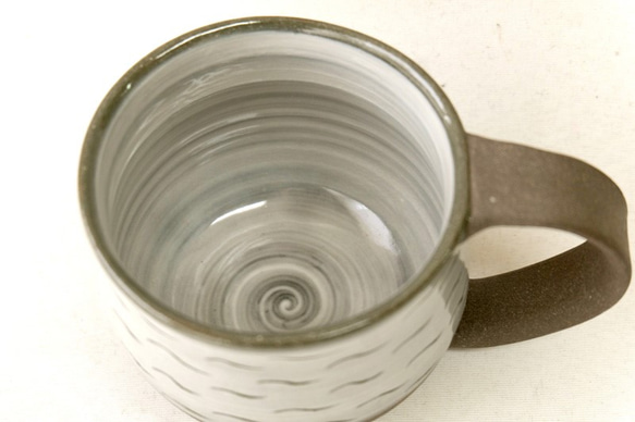 白と黒のマグカップ (かきおとし) 3枚目の画像