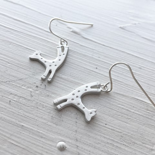 キリンが逆立ちしたピアス（シルバーVer.） ピアス（フック・チェーン 
