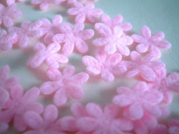100個 *ミニお花型フェルト*ピンク色 3枚目の画像