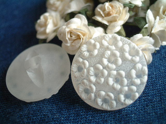 K152*21mm*白半透明小花がかわいいボタン （4個入） 1枚目の画像