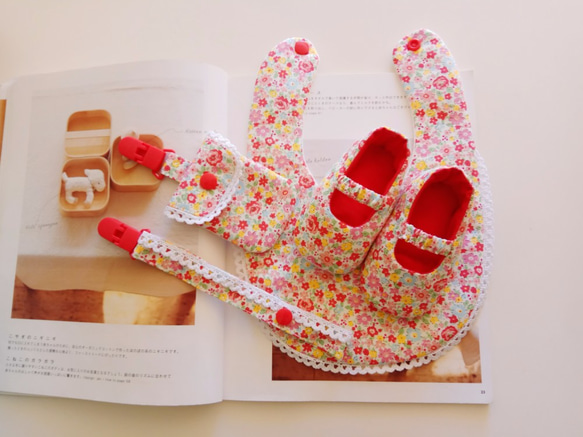 紅色系小花棉蕾絲彌月禮物 嬰兒鞋+圍兜+奶嘴夾+平安符袋 第1張的照片