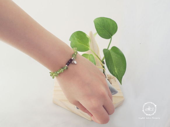 『綠意盎然』天然橄欖石滾石＋紅石榴石＋925銀飾＋日本蠶絲彈性繩手鍊 -Aki's design 第5張的照片